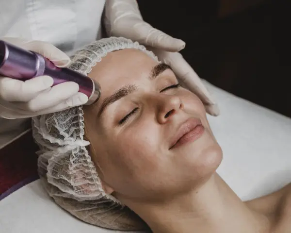 mujer-joven-con-un-tratamiento-cosmetico-en-el-spa (Pequeña)